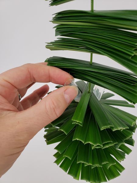 Glue in the water tubes Exotic Flower Arrangements, Leaves Arrangement, Floristry Techniques, Floral Mechanics, Foliage Arrangements, Palm Leaf Art, Floral Art Arrangements, Floristry Design, Leaf Projects