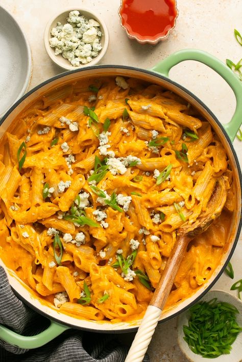 This creamy gluten free buffalo chicken pasta is a 25-minute dinner recipe that the whole family will love! Buffalo Pasta Recipes, Gluten Free Buffalo Chicken, Buffalo Pasta, Cheesy Buffalo Chicken, Sheet Pan Meals Chicken, Chicken Pasta Dishes, Macro Recipes, Meal Rotation, Buffalo Chicken Pasta