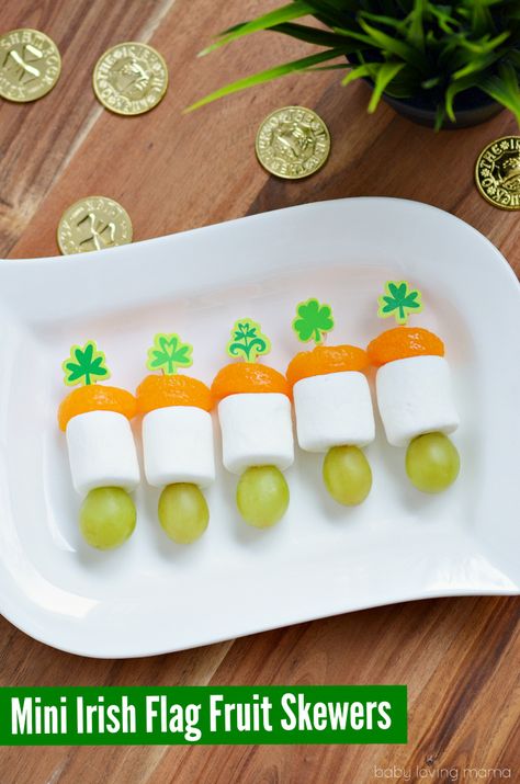 Give these easy to make mini Irish flag fruit skewers for St. Patrick's Day a try. Super quick snack or dessert! Irish Brunch, St Patricks Food, St Patrick Day Snacks, Edible Ideas, March Ideas, Irish Recipes Traditional, St Patrick Day Treats, March Crafts, St Patricks Day Food