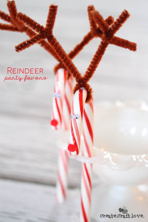 These Reindeer Party Favors are perfect for classroom parties!  via createcraftlove.com Reindeer Party, Classroom Christmas Party, Ward Christmas Party, Candy Cane Reindeer, Candy Cane Crafts, Holiday Soiree, Christmas Party Favors, Christmas Classroom, Easy Christmas Crafts