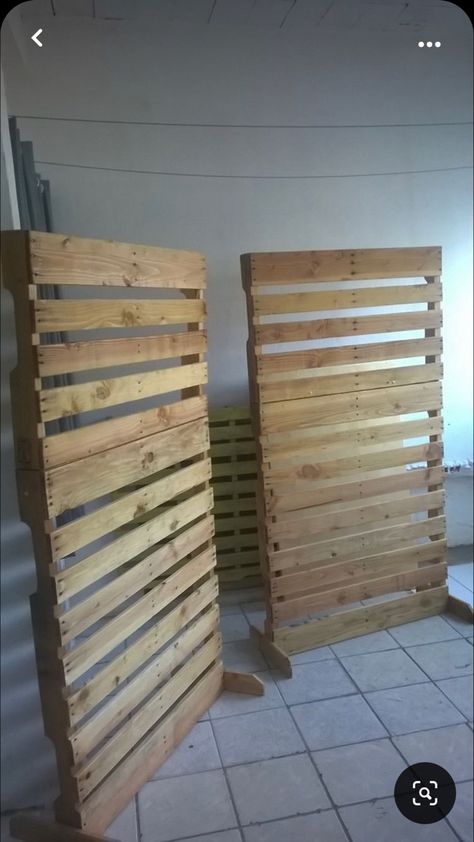 Wooden Pallet Backdrop Graduation, Rustic Pallet Backdrop, Pallet Background Backdrops, Pallet Photo Backdrop Diy, Pallets Backdrop Ideas, Pallets For Graduation Party, Pallet Decoration Ideas Party, Wood Palette Backdrop, Pallet Backdrop Baby Shower Ideas