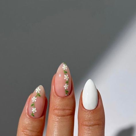 Marnie 🍒🌸🦋🌈✨ on Instagram: "Elegant white daisy chain nail art 🤍🕊️🌼✨  rings from @raniandco ✨  #nails #weddingnails #bridalnails #whitenails #springnails #summernails #nailinspo #naildesign #nailart" Dainty White Flower Nails, Daisy Chain Nails, Single Flower Nails, Garden Wedding Nails, White Nails With Flower Design, White Nails With Flowers, Summer Nails Flowers, Simple Flower Nails, Nail Themes