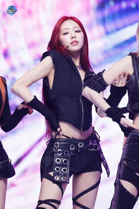 Yuna Outfit, Itzy Yuna, Yuna Itzy, Korean Birthday, Stage Outfits, Kpop Fashion, New Girl, K Idols, South Korean Girls