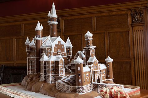 Gingerbread Neuschwanstein Graham Cracker Gingerbread House, Castle Bavaria, Gingerbread Castle, Cool Gingerbread Houses, Sweet Games, Castle Germany, Gingerbread House Designs, Make A Gingerbread House, All Things Gingerbread