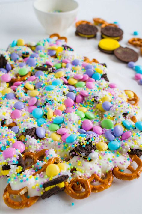 Easter Chocolate Bark - a really tasty, pretty treat for Easter. www.thirtyhandmadedays.com (pretty ingredients) Easter Chocolate Bark, Easter Oreos, Easter Bark, Oreo Bark, Easy Easter Treats, Bark Recipes, White Chocolate Candy, Candy Bark, Easter 2023