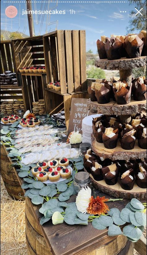 Western Sweet Table, Country Theme Dessert Table, Western Party Dessert Table, Western Food Table Decoration, Western Wedding Desserts, Rustic Wedding Buffet Table Setup, Western Theme Party Food Buffet Tables, Graduation Party Western Theme, Western Wedding Food Ideas Buffet Tables