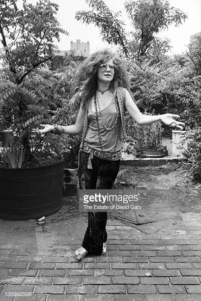 Blues singer Janis Joplin on the roof garden of the Chelsea Hotel in June 1970 in New York City New York Janis Joplin Porsche, Mundo Hippie, Acid Rock, Woodstock 1969, Chelsea Hotel, English Muffins, By Any Means Necessary, Musica Rock, I'm With The Band