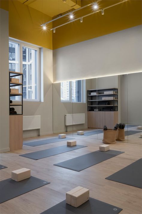 The interior of the yoga studio with such a telling name is the work of designer Katya Okhvatova. She managed to create a serene space where people come not just to do yoga, but also to listen to themselves. #amazingarchitecture #InteriorDesign Yoga Front Desk, Yoga Studio Reception, Meditation Business, Chiropractic Office Design, Calming Interiors, Meditation Studio, A Frame House Plans, Yoga Space, Yoga Center