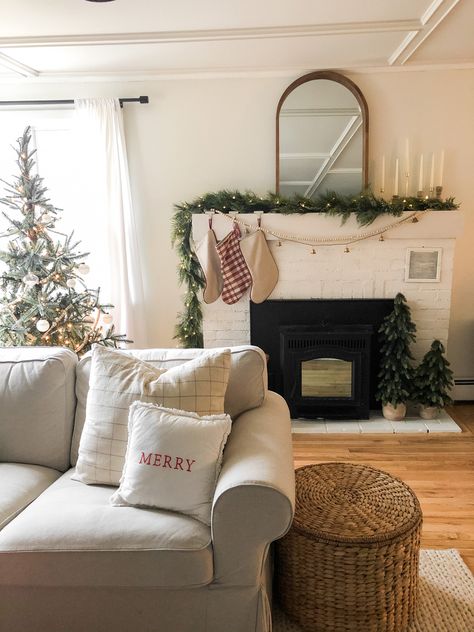 Subtle Red Christmas Decor, Christmas Decor Ideas For Living Room Farmhouse, Neutral Red Christmas Decor, Simple Red Christmas Decor, Aesthetic Christmas Decor Apartment, Classic Christmas Decor Living Room, Christmas Decor Side Table, Minimal Christmas Decor Living Room, Simplistic Christmas Decor