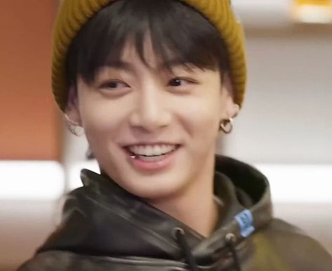 golden ✩ on X: "baby star candy's baby star candy 😭😭 https://t.co/SzyNBFP2t3" / X Jungkook Smile, Smile Gif, Smile Icon, Bts Wallpaper Lyrics, Jungkook Selca, Jeon Jungkook Photoshoot, The Boy Is Mine, Jimin Jungkook, Jungkook Cute