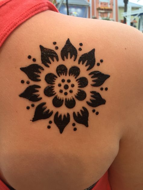 Tattoos Henna Motive, Shoulder Henna, Henna Hand Designs, Henne Tattoo, Henna Flower Designs, Henna Tutorial, Small Henna, Cute Henna, Tato Henna