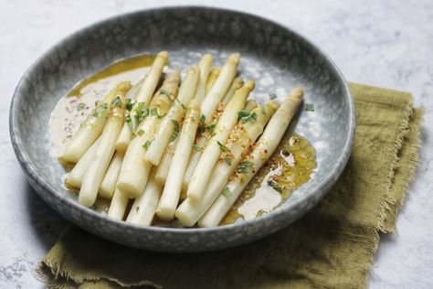 This simple side dish of White Asparagus with Butter Vinaigrette celebrates a delicate vegetable that is only available for just 3 months in a year. Vegan Asparagus Recipes, White Asparagus Recipes, Salad Appetizer Cups, Asparagus Dishes, Asparagus Recipes Roasted, Asparagus Seasoning, White Asparagus, Asparagus Recipes, Plat Simple