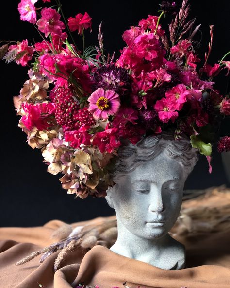 Roman Head Vase, Flower Head Art, Emily In Paris Style, Floral Sculpture, Victorian Room, Sculpture Head, Goddess Sculpture, Dark Souls Art, Flower Collage