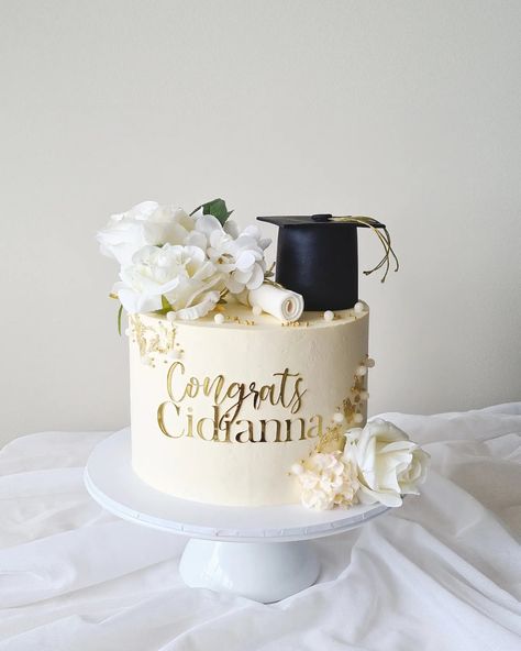 Graduation season is here again 🎓🧾. Congrats Cidianna 👏 👩‍🎓 #graduationceremony #graduationcake #classof2023 #unigraduation #congratulationcake #tarneit #truganina #mambourin #rockbank #carolinesprings #taylorslake #manorlakes #pointcookcakes #pointcook #sanctuarylakes Graduation Cake Ideas Nurse, Cake Nurse Graduation, Graduation Cake Recipes, Classy Graduation Cake, Congrats Cake Ideas, Orange Graduation Cake, Graduation Cake Aesthetic, Inauguration Cake, Mba Graduation Party