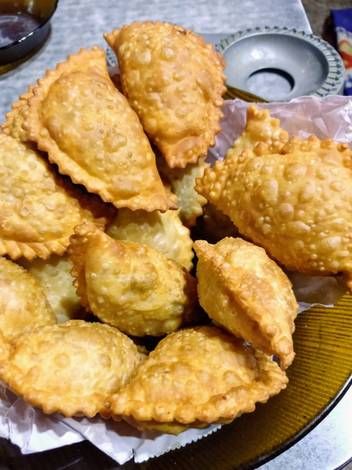 Dessert Empanadas Recipe, Argentinian Food, Empanadas Dough, Chilean Recipes, Empanadas Recipe, Dinner Bread, Hispanic Food, Caribbean Recipes, Fun Baking Recipes