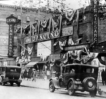 The Renaissance Ballroom in Harlem. The home of the Harlem Renaissance (Known as the RENs) during their basketball dominance from 1923 to 1948. The RENs home games would be the first event of the evening.......then after their game ended the floor would be cleared for a night of dancing & food (a Double-header) Dh Lawrence, Cotton Club, African American History, History Facts, Black Culture, Great Artists, Ballroom, American History, Zig Zag