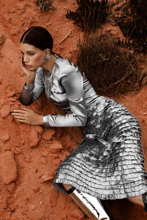 Fashion Editorial Nature, Moda Do Momento, Mode Editorials, Organic Fashion, Fashion Model Photography, Desert Fashion, Alfred Stieglitz, Fashion Art Photography, Fotografi Editorial