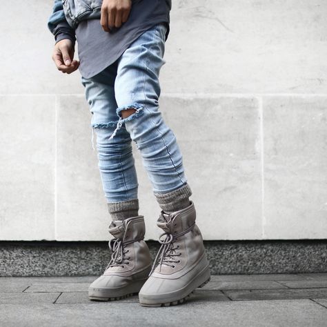 Yeezy 950 Yeezy 950, Mens Clothing Styles Streetwear, Runway Fashion Looks, Outfit Botas, Billionaires Club, Techwear Fashion, Streetwear Outfit Ideas, Bodybuilding Diet, Mens Trendy Outfits