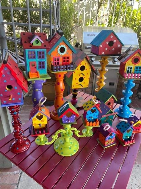 Colorful Bird Houses, Tre Kunst, Birdhouse Craft, Art Pole, Bird Houses Ideas Diy, ن�باتات منزلية, Bird Houses Painted, Birdhouse Designs, Decorative Bird Houses