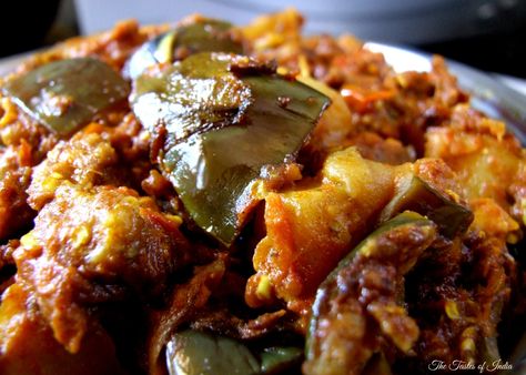 Baingan Aloo Ki Sabzi Panch Phoran, Aloo Baingan, Punjabi Recipes, Green Eggplant, Aloo Recipes, Eggplant Recipe, Punjabi Food, Veg Dishes, Mustard Oil