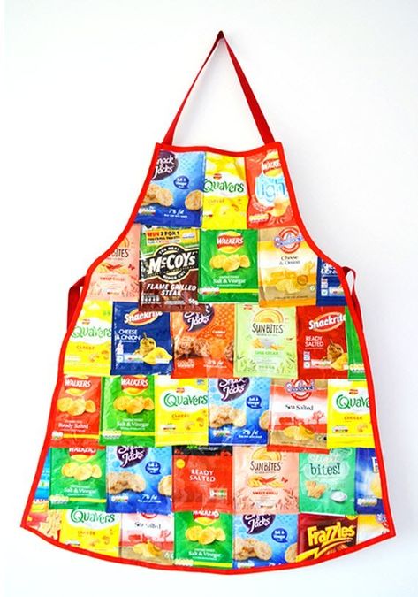 Tutorial: Apron from empty chip bags – Quilting Recycler Diy, Crisp Packet, Apron Diy, Plastic Bag Crafts, Fused Plastic, Unique Aprons, Diy Recycled Projects, Diy Apron, Recycled Plastic Bags