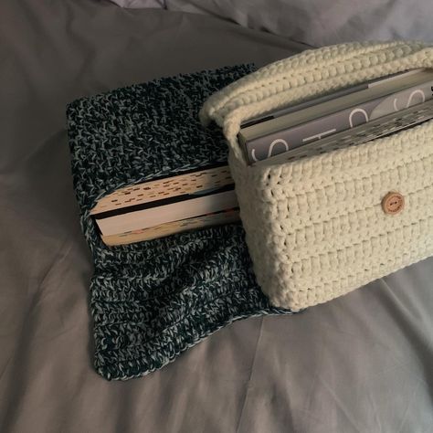 Crochet Wallet Aesthetic, Booksleeves Tutorial Crochet, Things Ive Crocheted, Booksleeves Tutorial, Crochet Accessories Aesthetic, Booksleeve Crochet, Book Bag Crochet, Crocheted Wallet, Crochet Book Bag