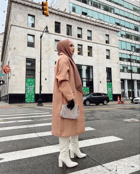 @bazzibatul on ig White Boots Outfit Hijab, Knee High Boots Outfit Hijab, Outfits With High Boots, Batul Bazzi, Long Boots Outfit, White Boots Outfit, Outfit Modest, Stylish Hijab, Head Scarf Styles