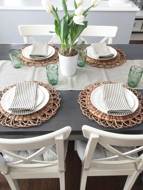 15 simple ways to get the farmhouse look - Willow Bloom Home Table Settings For Dinner Party, Simple Table Settings Everyday, Table Settings Farmhouse, Dinner Table Decor Everyday, Dining Room Simple, Table Settings Everyday, Kitchen Table Makeover, Simple Table Settings, Table Ikea