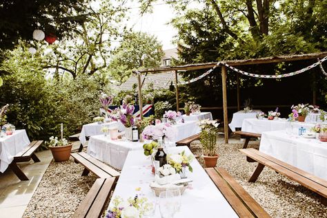 picnic table settings Beer Garden Wedding, Picnic Table Wedding, Bavarian Wedding, Country Wedding Ideas, Pub Garden, Themed Wedding Decorations, Picnic Table Plans, Pub Wedding, Beer Wedding