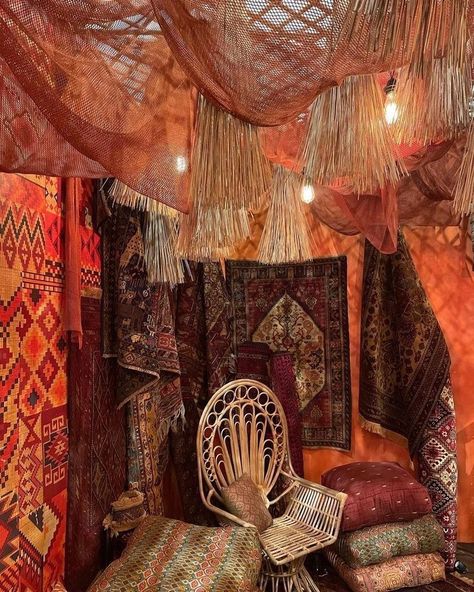 Middle Eastern Culture Aesthetic, Middle Eastern Bazaar, Middle Eastern Interior Design, Arabic Bedroom, Moroccan Theme Party, Middle Eastern Wedding, Lounge Aesthetic, Middle Eastern Decor, Art Fair Booth