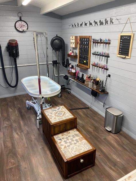 Dog Groomer Set Up, Dog Groomer Home Salon, Grooming Dogs Salon Design, Dog Grooming Tool Organization Ideas, Dog Groomer Organization, Home Pet Grooming Salon, Dog Grooming Table Ideas, Dog Grooming Parlour Ideas, Tiny Dog Grooming Salon Ideas