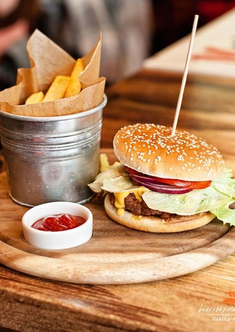 Yummy Burger, Bistro Menu, Bistro Food, Pub Food, Burger And Fries, בר מצווה, Chapati, Food Packaging Design, Serving Food