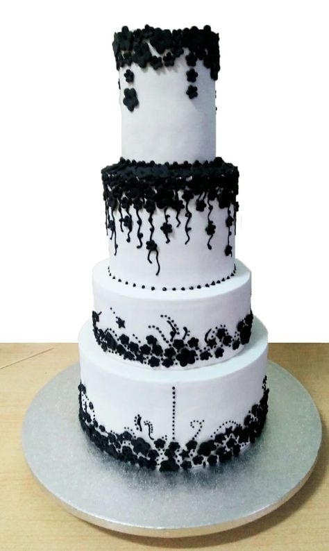 Black and white themed wedding cake Wedding Cakes Black And White, Wedding Cakes Black, White Themed Wedding, Gray Wedding Cake, 2 Tier Wedding Cakes, Quince Cake, 4 Tier Wedding Cake, Wedding Cake Boxes, Black And White Wedding Cake