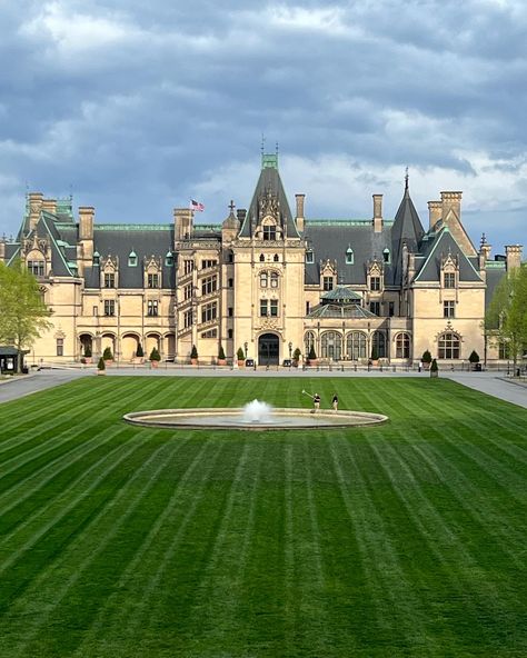 #Biltmore  #Bilmoreestate  #ashevilleNC Green Swan, Biltmore House, The Gilded Age, Biltmore Estate, Vacation Planner, Abandoned Mansions, Gilded Age, Roaring 20s, Blue Ridge Mountains