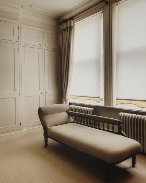 Alex 💁‍♀️ on Instagram: “I do love a chaise longue. For me, it conjures images of ladies in their silk dressing gowns, elegantly lazing on these long daybeds -…” Bedroom Blanket, Farrow And Ball Paint, Dressing Gowns, White Building, Farrow And Ball, Storing Paint, Outdoor Wood, Entryway Furniture, Living Room Furniture Sofas