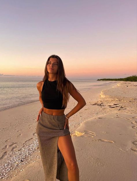 Night Beach Party Outfit, Tenerife Outfits, Mallorca Outfit, Beach Outfit Ideas, Beach Photo Inspiration, Europe Travel Outfits, Beach Party Outfits, Summer Picture Poses, Summer Holiday Outfits