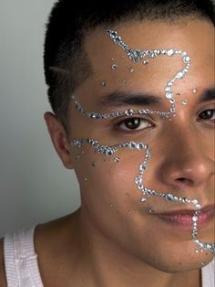 Futuristic Makeup Men, Carnaval Makeup Ideas, Glitter No Rosto, Glitter Beards, Futuristic Makeup, Make Carnaval, Crystal Makeup, Rhinestone Makeup, Punk Makeup