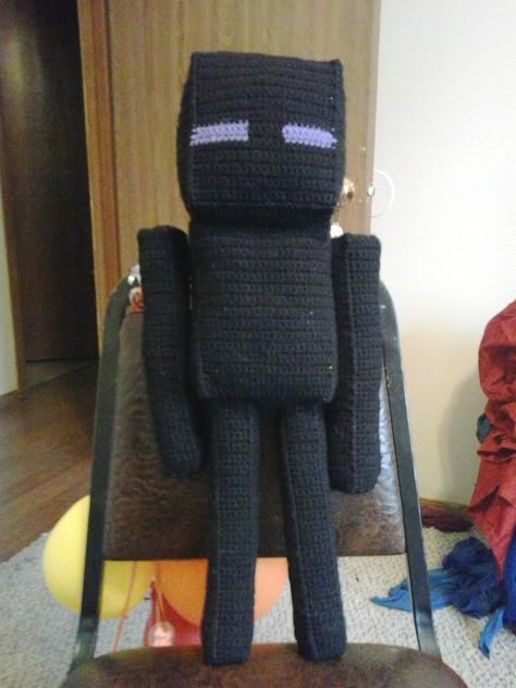 Enderman is one of the most well known characters from the popular Minecraft game that was originally created by Markus “Notch” Persson a... Crochet Minecraft Enderman, Enderman Crochet Pattern, Minecraft Amigurumi Pattern Free, Crochet Enderman, Enderman Plush, Minecraft Knitting, Minecraft Crochet Patterns, Minecraft Crochet, Mario Crochet