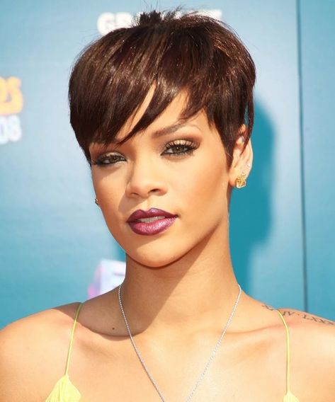 All 23 Of Rihanna's Short Hairstyles Over The Last Decade | I AM & CO® Rihanna Hairstyles Short, Rihanna Haircut, Rihanna Short Haircut, Rihanna Pixie Cut, Short Cut Hairstyles, Rihanna Pixie, Rihanna Short Hair, Rihanna Makeup, Iconic Hair