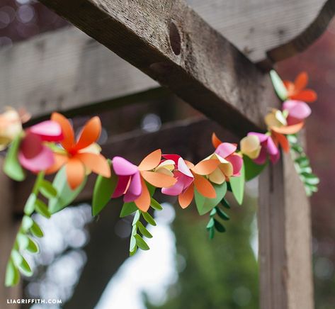 DIY Paper Garland - PaperPapers Blog Kids Luau Parties, Diy Bunting Banner, Paper Flower Garland, Bunting Diy, Diy Fleur, Paper Flower Garlands, Luau Party Decorations, Flower Lei, Hawaiian Birthday Party