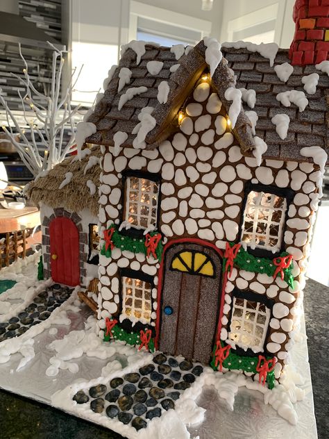 Fairy Tale Gingerbread House, Ginger Bread Houses With Graham Crackers, Extreme Gingerbread House Ideas, Whimsical Gingerbread House Ideas, Gingerbread Mansion Ideas, Extreme Gingerbread House, Gingerbread Structures, Gingerbread Treats, Cookie Houses