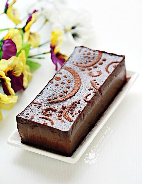 This sinfully rich Chocolate Terrine is a luscious treat for chocolate lovers and.it's relatively easy to make this melt-in-your mouth chocolate dessert Chocolate Terrine Recipe, Chocolate Terrine, Eggless Brownie Recipe, Easy Delicious Cakes, Terrine Recipe, Christmas Eats, Valrhona Chocolate, Delicious Deserts, Brownie Toppings