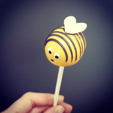 Bee Cake Pops, Pops Recipes, Bumble Bee Cake, Cake Push Pops, Delish Cakes, Bee Cupcakes, Cake Pop Designs, Bee Cake, Bumble Bee Birthday