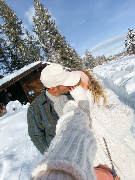 Couple Goal Snow, Couple Photo In Snow, Couple Photo Poses In Manali, Couple Photo Snow, Winter Picture Ideas For Couples, Couple In Winter Aesthetic, Snow Ideas Photography, Couple Poses Snow, Couple Pose In Snow