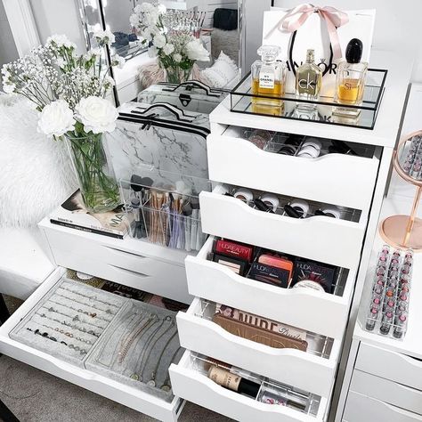 45 Brilliant Makeup Organizer & Storage Ideas for Girls. Organization Ideas for the house. Decluttering and organizing Inspiration. Diy Makeup Organizer, Makeup Storage Drawers, Rangement Makeup, Penyimpanan Makeup, Make Up Storage, Makeup Storage Organization, Makeup Drawer, Dekorasi Kamar Tidur, Vanity Organization