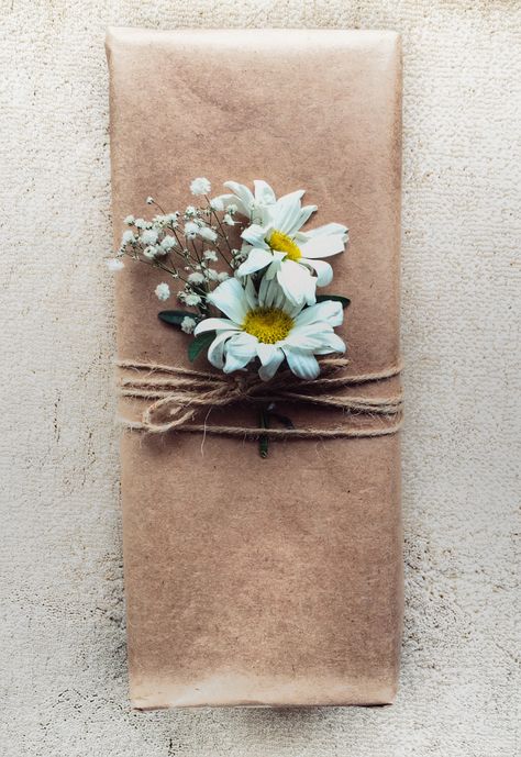 Daisy Gifts, Rustic Gift Wrapping, Diy Daisy, Mini Gifts, Rustic Birthday, Oprahs Favorite Things, Cosy Room, Fasion Outfits, Wrapping Gifts