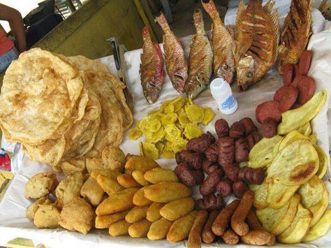 Frituras tipicas que encontraras en las playas de Rep. Dom. (pescado, bollito de yucas, longanizas, Bacalaitos, batata, salchichon, janikekes o hojuelas fritas, etc. Dominican Republic Food, Dominican Cooking, Dominican Dish, Dominican Food, Spanish Speaking, Caribbean Food, Beach Meals, Incredible Edibles, Hispanic Food