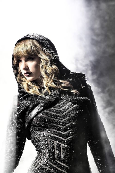 Black Mermaid Gown, Revenge Fashion, Reputation Stadium Tour, Reputation Tour, Kanye West And Kim, Stadium Tour, Taylor Swift Outfits, Taylor Swift Wallpaper, Taylor Swift Pictures