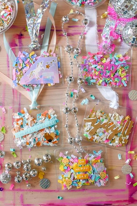 colorful diy confetti gift tags with an assortment of confetti and embellishments Fun Small Christmas Gifts, Fun Way To Gift Gift Cards, Trendy Diy Crafts, Diy Birthday Tags, Kids Birthday Activities, Diy Art Gifts, Confetti Packaging, Confetti Crafts, To From Gift Tags