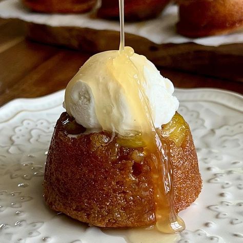 Kiley O'Donnell | MINI PUMPKIN SPICE CRUFFINS Will always be in love with these little cruffin cuties 🥹 They’re laced with warm, cozy spices, covered in a... | Instagram Mini Butter Cake, Sourdough Sweets, Apple Butter Cake, Starter Bread, Sourdough Apple, Personal Desserts, Caramelized Apples, Apple Cakes, Caramelised Apples